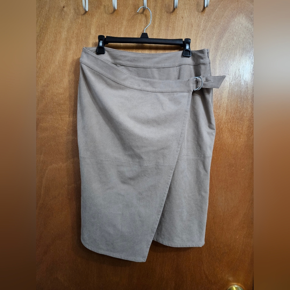 Chicos Black Label Faux Suede Wrap Skirt  Size 1.5 (10) Beige Midi